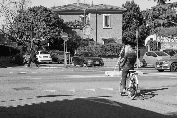 Beatiful woman riding a bike in Verona black and white — Stock Photo, Image