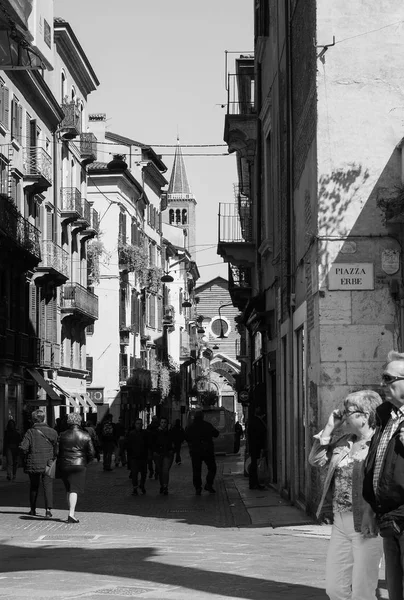 Piazza delle Erbe, Verona-fekete-fehér — Stock Fotó