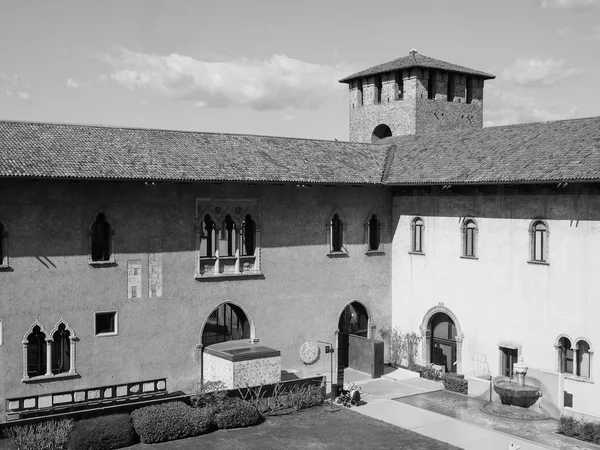 カステル ヴェローナ黒と白の古い城 — ストック写真