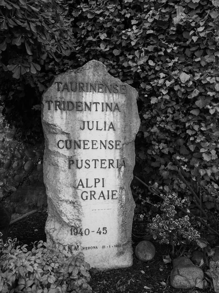 Alpini guerra memorial em Verona preto e branco — Fotografia de Stock