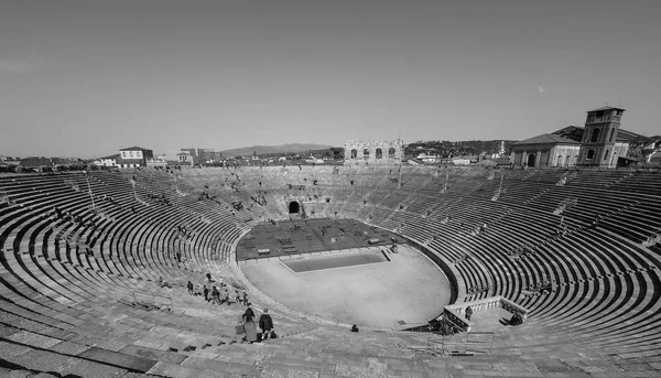 Verona Arena romerska amfiteatern svart och vitt — Stockfoto