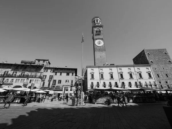 Piazza delle Erbe en Verona blanco y negro — Foto de Stock