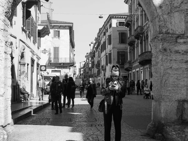 Personas en el centro de Verona blanco y negro — Foto de Stock