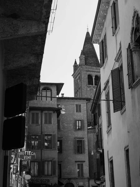 Verona şehrinin görünümü siyah beyaz — Stok fotoğraf