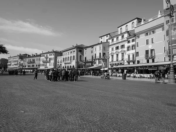 Piazza Bra en Verona blanco y negro — Foto de Stock