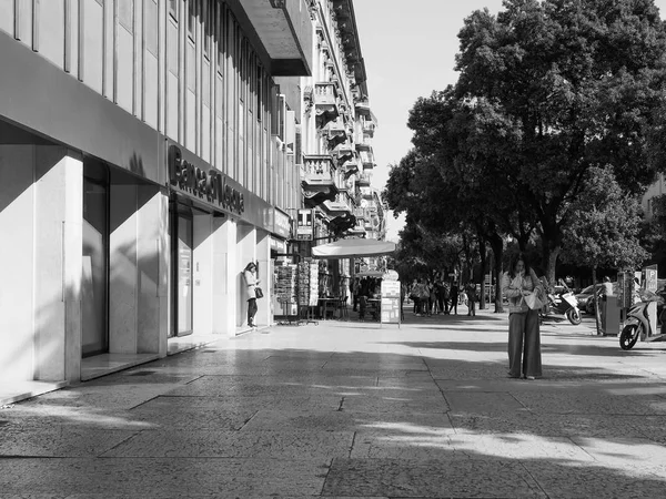 Corso Porta Nuova à Vérone noir et blanc — Photo