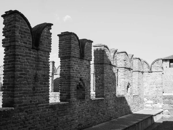 Ancien château de Castelvecchio à Vérone noir et blanc — Photo