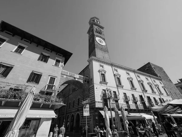 Piazza delle Erbe i Verona svart och vitt — Stockfoto