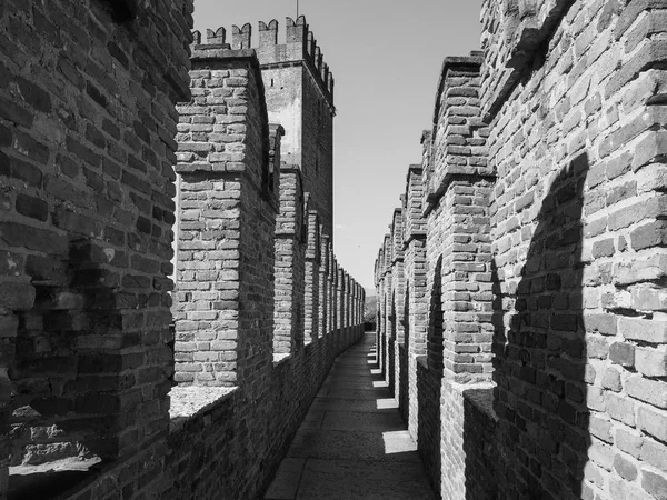 Castelvecchio starý hrad v Verona černá a bílá — Stock fotografie
