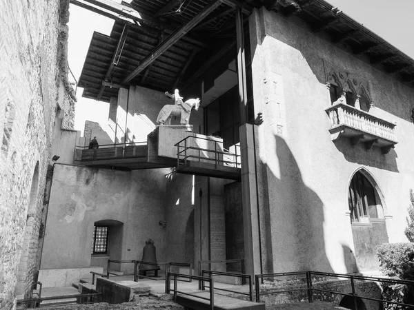 Castelvecchio muzea v Verona černá a bílá — Stock fotografie