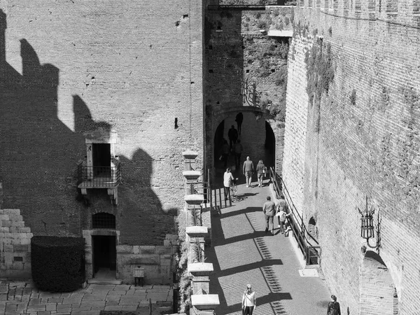 卡斯特维奇欧老城堡在维罗纳黑色和白色 — 图库照片