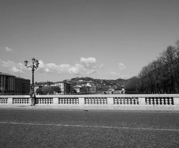 Río Adigio en Verona blanco y negro —  Fotos de Stock
