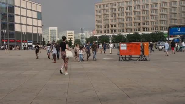 Берлин Германия Circa June 2019 Люди Площади Александерплац — стоковое видео