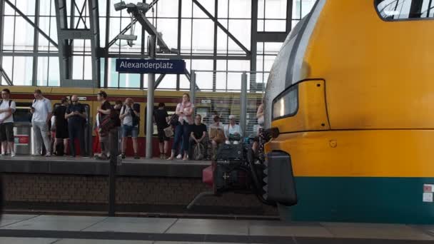 Berlin Deutschland Juni 2019 Ein Und Ausfahrende Züge Bahnhof Alexanderplatz — Stockvideo