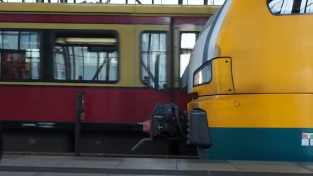 Berlijn Duitsland Circa Juni 2019 Treinen Aankomen Vertrekken Alexanderplatz Station — Stockvideo