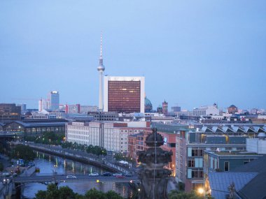 Gece Berlin havadan görünümü