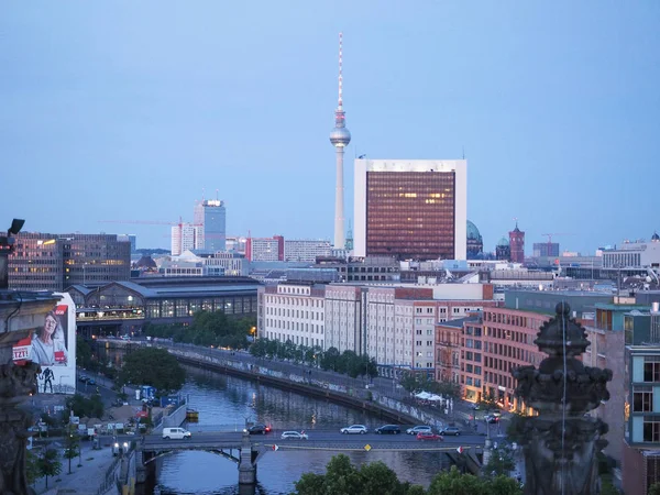 Letecký pohled na Berlín v noci — Stock fotografie