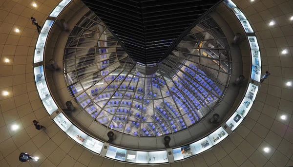 Bundestag parlament kupol i Berlin — Stockfoto