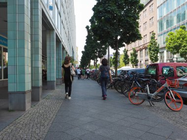 Berlin 'de yürüyen kadınlar