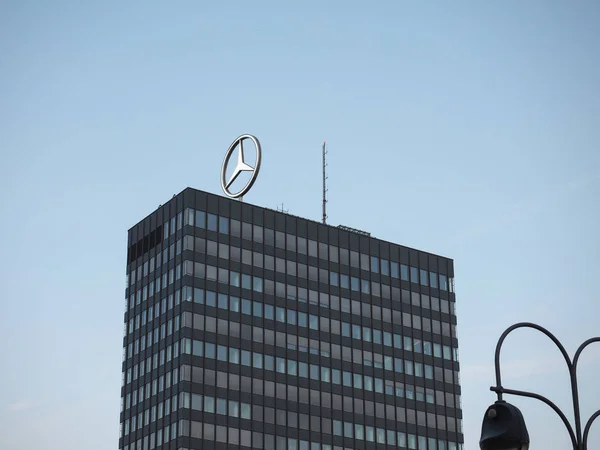 Mercedes Benz logo på toppen av skyskrapa i Berlin — Stockfoto