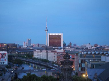 Gece Berlin havadan görünümü
