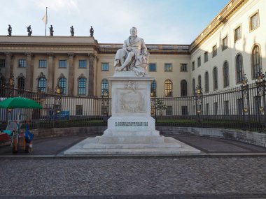 Berlin'de Humboldt heykeli