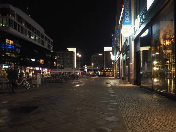 亚历山大广场在柏林晚上 — 图库照片