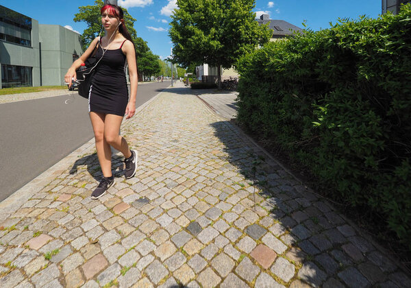 Женщина на Баухаусштрассе в Дессау
