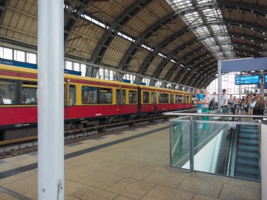 Berlin 'deki Alexanderplatz istasyonu.