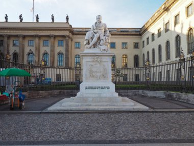 Berlin'de Humboldt heykeli