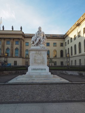 Berlin'de Humboldt heykeli
