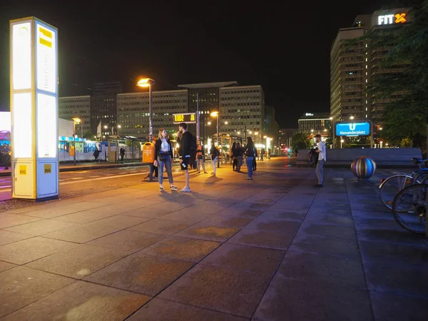 Alexanderplatz em Berlim à noite — Fotografia de Stock