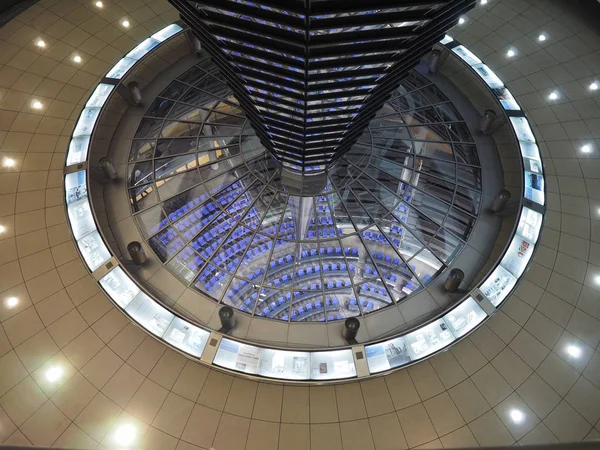 Bundestag parlament kupol i Berlin — Stockfoto