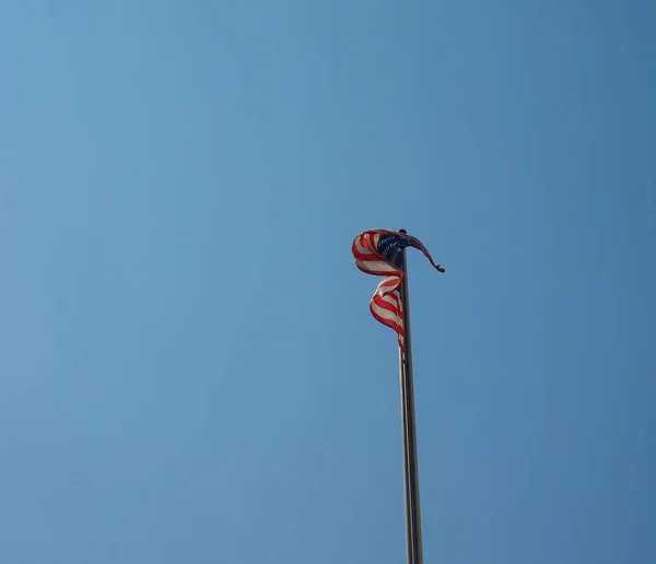 Amerikanische Flagge der Vereinigten Staaten von Amerika über blauem Himmel — Stockfoto