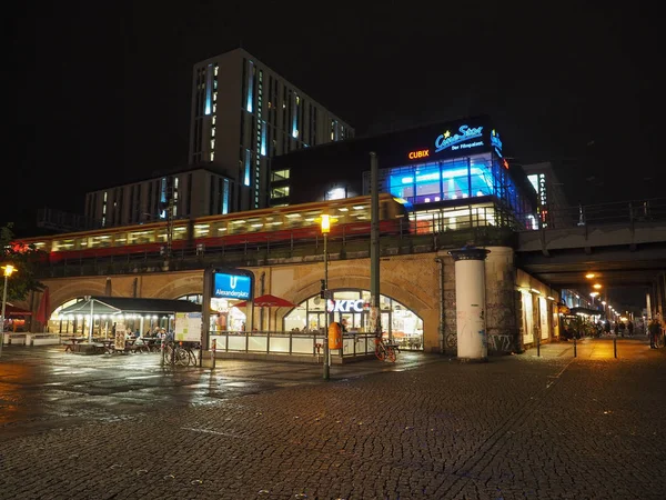 亚历山大广场在柏林晚上 — 图库照片
