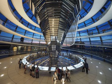 Berlin 'de Bundestag Parlamentosu kubbesi