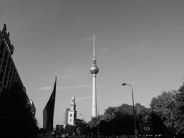 Fernsehturm (wieża telewizyjna) w Berlinie w czerni i bieli — Zdjęcie stockowe