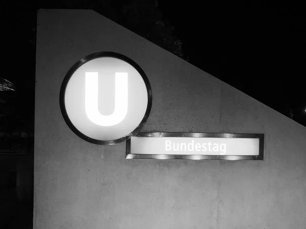 U Bundestag estação de metrô sinal em Berlim em preto e branco — Fotografia de Stock