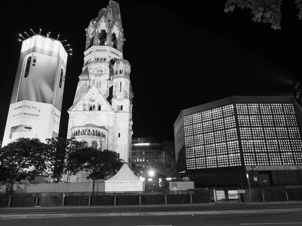 Chiesa commemorativa dell'Imperatore Guglielmo a Berlino in bianco e nero — Foto Stock