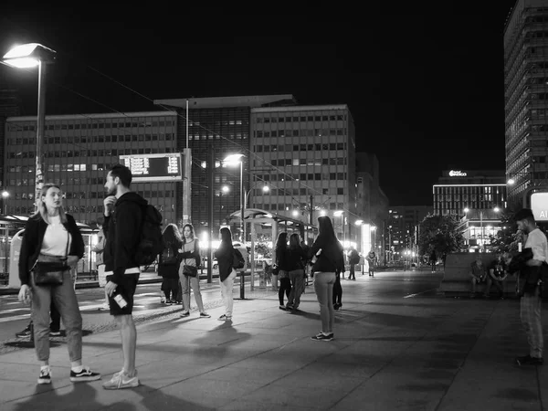 Alexanderplatz Berlinben éjjel fekete-fehér — Stock Fotó