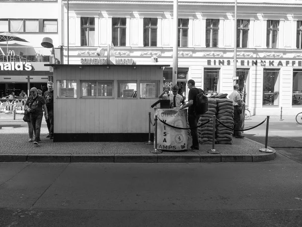 Checkpoint Charlie à Berlin en noir et blanc — Photo