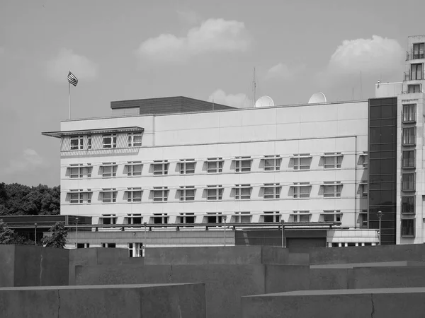 Ambassade américaine à Berlin en noir et blanc — Photo