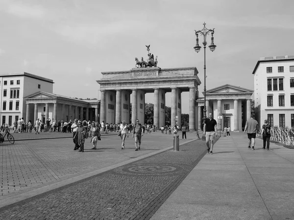 Brandenburger Tor (Portão de Brandemburgo) em Berlim em preto e branco — Fotografia de Stock