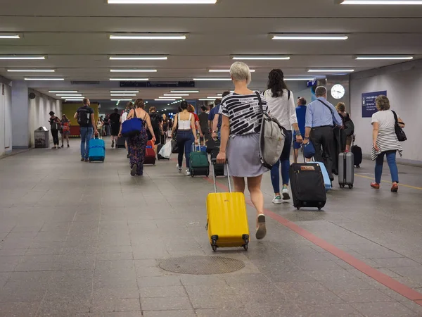 Utazók Berlinben Schoenefeld repülőtéren Berlinben — Stock Fotó