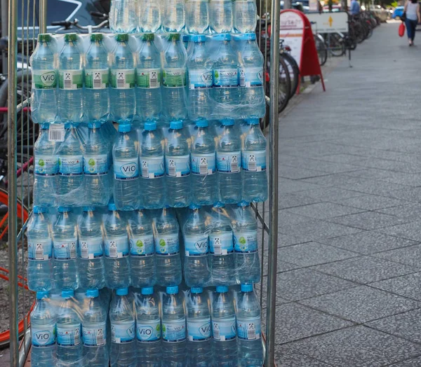 Bottiglie d'acqua frizzante Vio a Berlino — Foto Stock