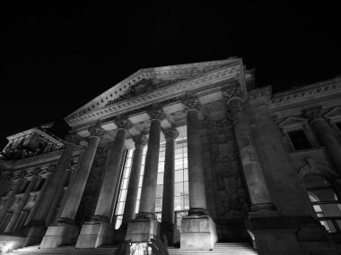 Bundestag parlamentosu Berlin'de gece siyah beyaz