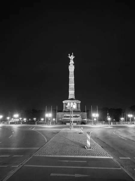 Ангел-статуя в Берлине в черно-белом — стоковое фото