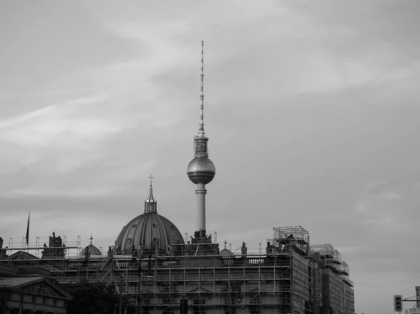 Fernsehturm (Tv Kulesi) Berlin'de siyah beyaz — Stok fotoğraf