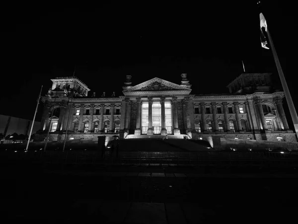 Parlamento del Bundestag a Berlino di notte in bianco e nero — Foto Stock