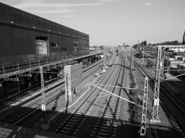 Berlin'de Ostkreuz tren istasyonu siyah beyaz